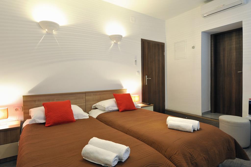 Rooms & Apartments 72 ซาดาร์ ภายนอก รูปภาพ